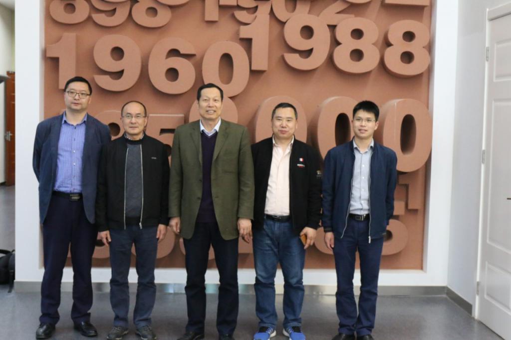 西南科技大学校长董发勤参观校史馆